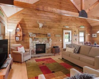 Main Cabin Only Close to Crystal Mt with Hot Tub - Beulah - Sala de estar
