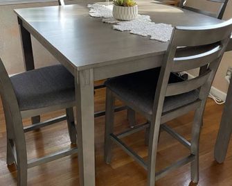 Central 3-bedroom house in Redding with Pool & Vintage Bar Room - Redding - Dining room