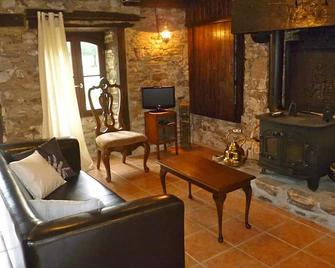 A beautifully restored barn with private wood fired hot tub . Bussiere Poitevine - Bussière-Poitevine - Sala de estar