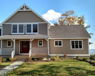 Well Kept, Spacious House, Incredible Views, In the Center of it All - Newbury - Building
