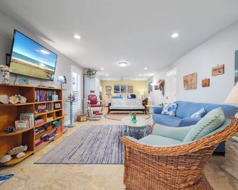 Pet Friendly Apartment- Walk To The Beach - Palm Coast - Living room