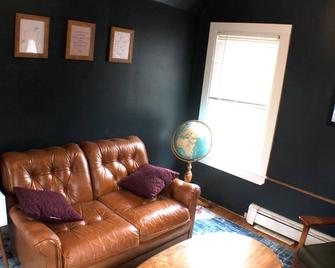 Cozy Pet Friendly House Next To Train - Canton - Living room