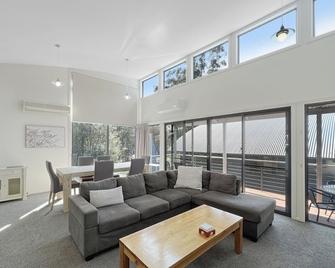Glengarriff Townhouse 3 - Halls Gap - Living room
