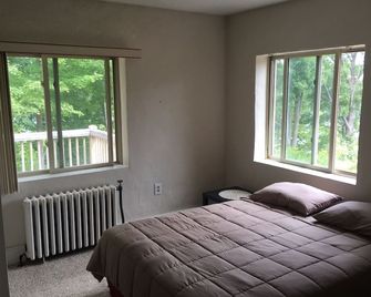 Peacefully Secluded With A Beautiful View Over Looking The Portage Canal - Houghton - Bedroom