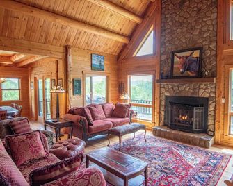 Views, Fire Pit, Dogs Welcome, Fenced Yard! Close To New River Outfitters! - Sparta - Living room