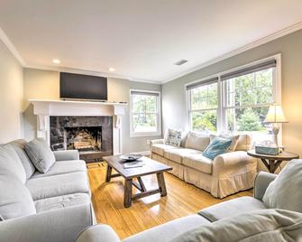 Charming Old Saybrook Cottage 1 Mi to Beach - Old Saybrook - Huiskamer