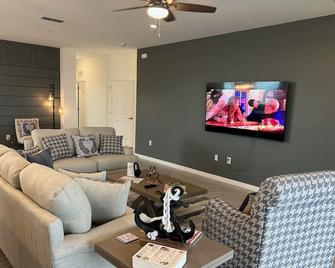 Spacious 3-Bedroom Coach Home in Webbs Preserve – Your Perfect Seasonal Rental! - Punta Gorda - Living room