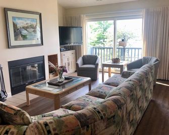 Fabulous Lake Michigan beachfront condo. Incredible views of Sleeping Bear Bay - Glen Arbor - Sala de estar