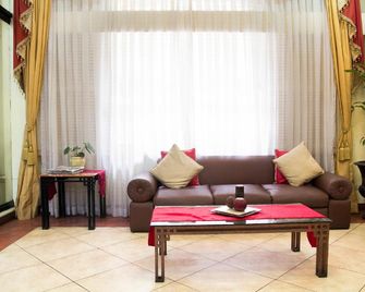 فندق وايت نايت إنتراموروس - مانيلا - غرفة معيشة