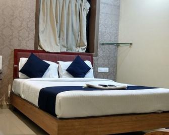 Hotel Gold Coast - Mumbai - Bedroom