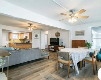 2 Bedroom 1 Bath Duplex Just steps from the beach with a Pool - Neptune Beach - Dining room