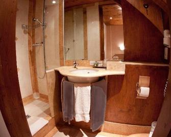 Logis Hotel Le Sapin Fleuri - Bagnères-de-Luchon - Badkamer