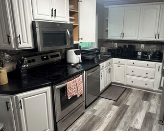 Holly Acres Retreat - Mount Holly - Cocina