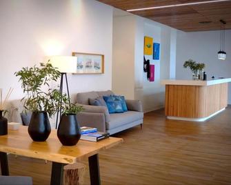 Pêro Teive Bay Apartments Hotel - Ponta Delgada - Receptionist