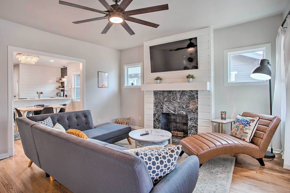 Charming Downtown Home w/ Updated Interior! - Oklahoma City - Living room