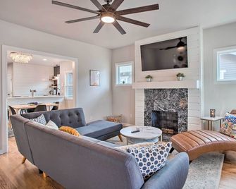 Charming Downtown Home w/ Updated Interior! - Oklahoma City - Living room