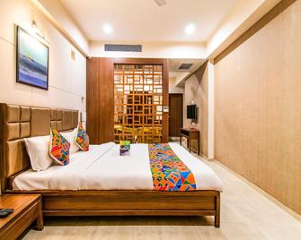 Fabhotel Flora - Ahmedabad - Bedroom