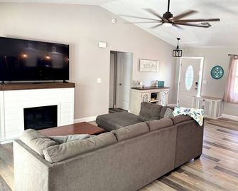 Welcome to this beautiful 3 Bedroom 2 Bathroom Pool heated Home - Spring Hill - Sala de estar