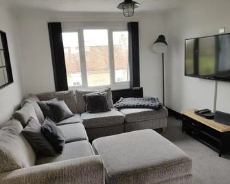 Riverside Park Penthouse Apartment In St - St. Neots - Living room