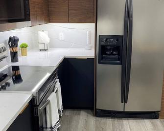 Luxury basement, escape comfort family friendly & pet friendly w arcade pac-man - Kearns - Kitchen