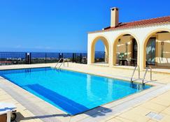 Breath-taking sea and mountain views, villa with private pool close to beach! - Ágios Geórgios - Piscine