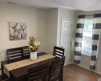 Terrific Townhome w/fenced in yard and patio - Lawrence - Dining room