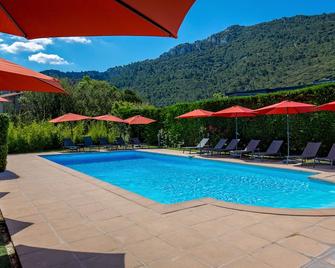 ibis Styles Aubagne Gemenos - Gémenos - Pool