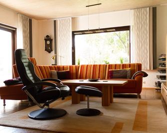 Apartment with terrace and garden right by the natural outdoor pool - Muggensturm - Wohnzimmer