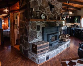 Cozy cabin with great views and fire place! - Fleischmanns - Living room