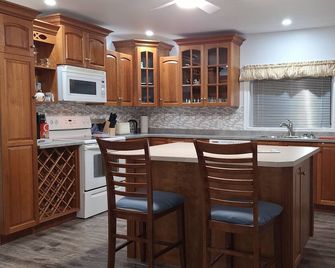 Terrys Place in Botwood, NL. Cozy 2 BR/2 bathrooms/cot/ 2 bathrooms. Sleeps 6. - Botwood - Kitchen