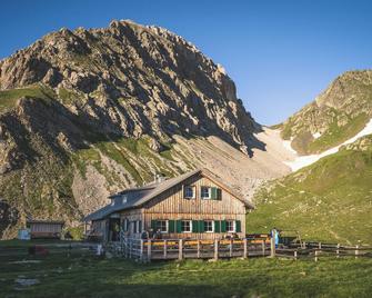Strasserwirt - Ansitz zu Tirol - Strassen - Building