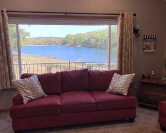 Enjoy Your Own Private 17 Acre Lake At The Taylor Lodge - Perryville - Living room