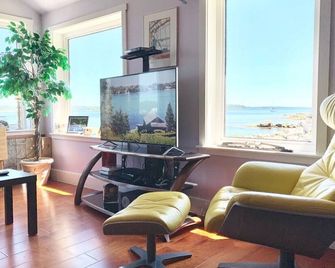 Beachfront Cottage on Beautiful St Margarets Bay - Ingramport, Nova Scotia - Ingramport - Living room