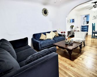 Cozy 2-bedroom house in welcoming El Paso with WiFi, AC entire home - El Paso - Living room