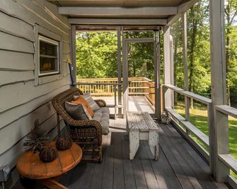 3 Br, 2ba Log Cabin - Nashville - Balcony