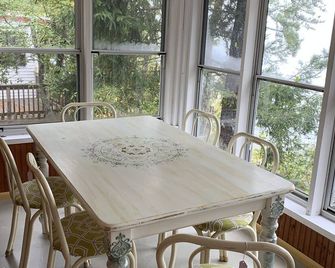 Lakefront Cottage with Private Beach and Dock - Plymouth - Dining room