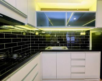Elegant and Comfy Studio Amethyst Apartment - Yakarta - Cocina