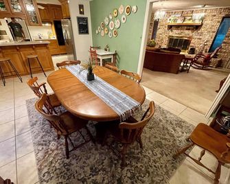 96 Acre Farm-Sleeps 12-Horse Barn - Decatur - Dining room