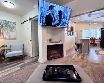 Trailside #1 Winter Fun Retreat~ Ski, Snowboard, Snowmobile, Hottub, Hiking - Wakefield - Sala de estar