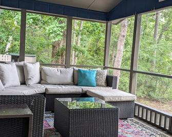House on Lake Hartwell with amazing sunrises - Hartwell - Huiskamer
