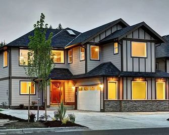 Two Private Rooms with One Private Bathroom. Private Entrance and Kitchenette. - 維多利亞 - 建築