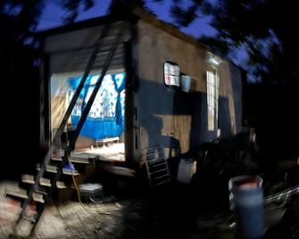 Yurt on 14 acres w spring fed creek - Lindale - Building