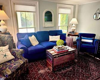 Built in 1824, updated in 2025! 2 bed & 1.5 baths in the Village of Cazenovia! - Cazenovia - Living room