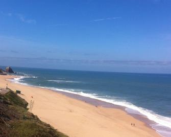 A few meters from a magnificent beach for surfing. - A dos Cunhados - Playa