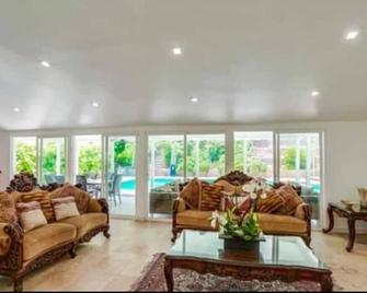 Beautiful 3 Bedroom 2 Bathroom + Pool Home - Los Angeles - Living room