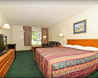 Americas Best Value Inn Wilson - Unit 19 One Bed First Floor - Wilson - Bedroom