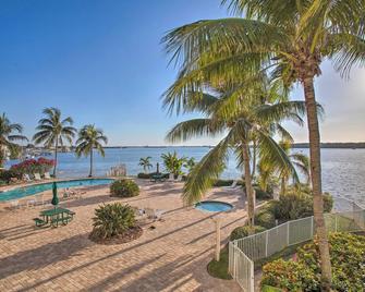 Bayfront Retreat Private Balcony and Pool Access! - St. Petersburg - Pool