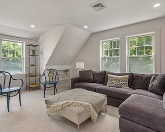 Sail Loft Portsmouth - beautiful apartment near downtown. - Portsmouth - Living room