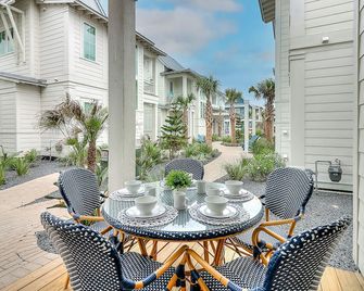Luxe Barefoot Bungalow in Palmilla, steps to the beach with golf course views - Port Aransas - Patio
