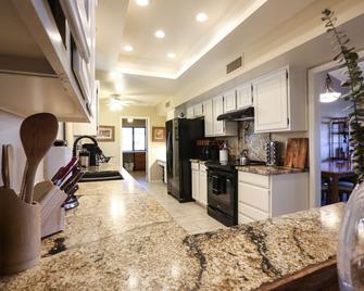 Private oasis to relax in the sun. - Sun City West - Cocina